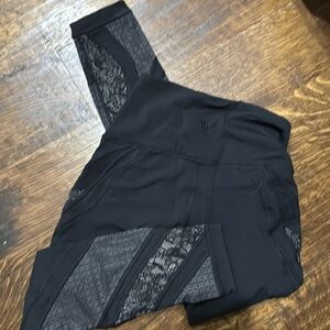 Lululemon wonder under size 4 with lace panels. EUC